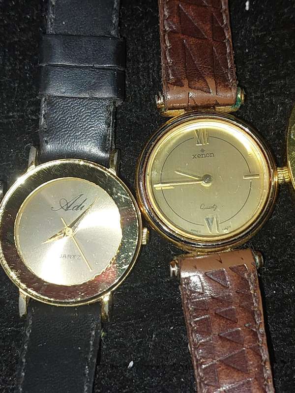 A USED JOBLOT FASHIOIN WATCHES SOLD AS IS NOT TESTED