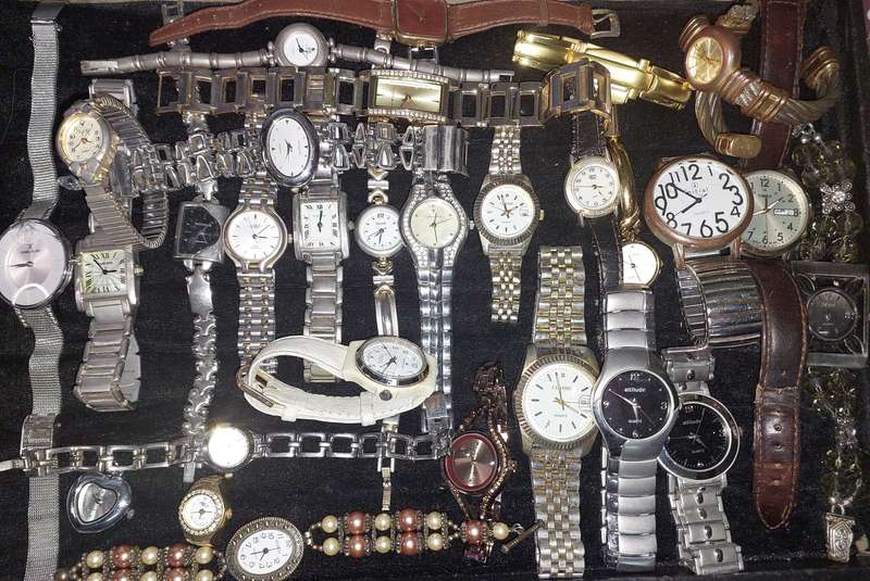A BULK JOBLOT QUARTZ WATCHES USED SOLD AS IS NOT TESTED