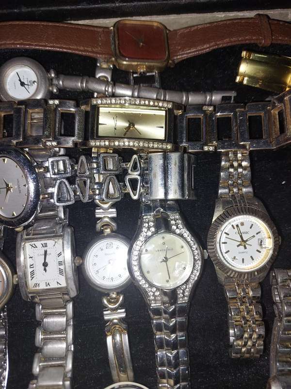 A BULK JOBLOT QUARTZ WATCHES USED SOLD AS IS NOT TESTED