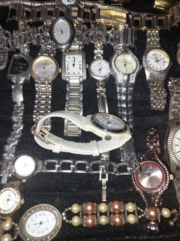 A BULK JOBLOT QUARTZ WATCHES USED SOLD AS IS NOT TESTED
