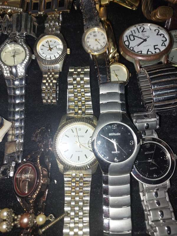 A BULK JOBLOT QUARTZ WATCHES USED SOLD AS IS NOT TESTED