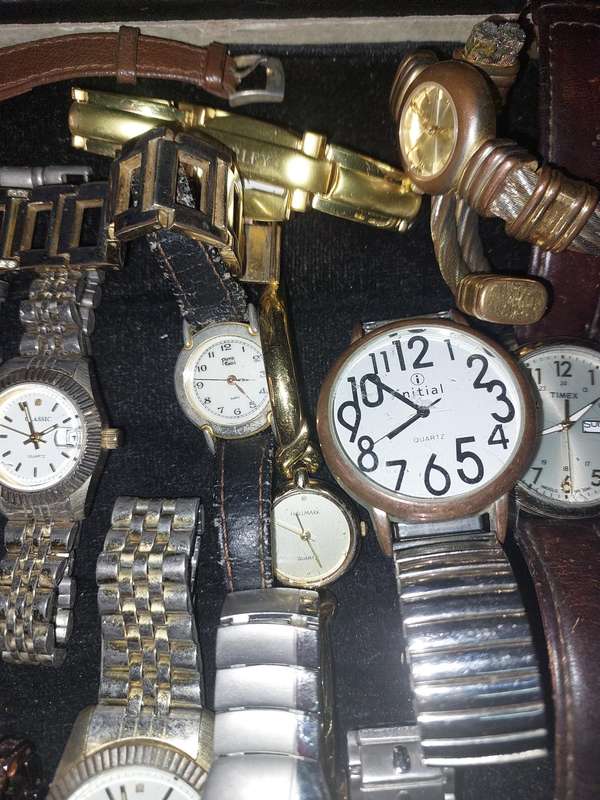 A BULK JOBLOT QUARTZ WATCHES USED SOLD AS IS NOT TESTED