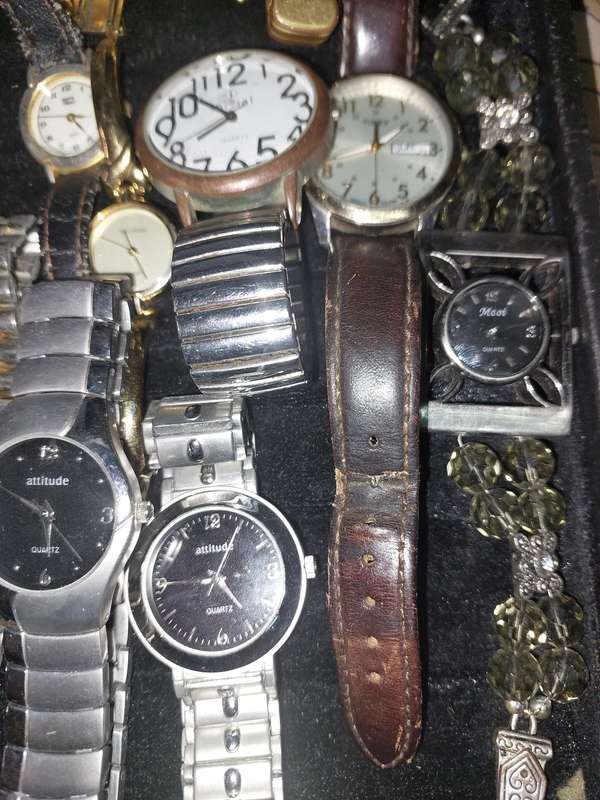 A BULK JOBLOT QUARTZ WATCHES USED SOLD AS IS NOT TESTED