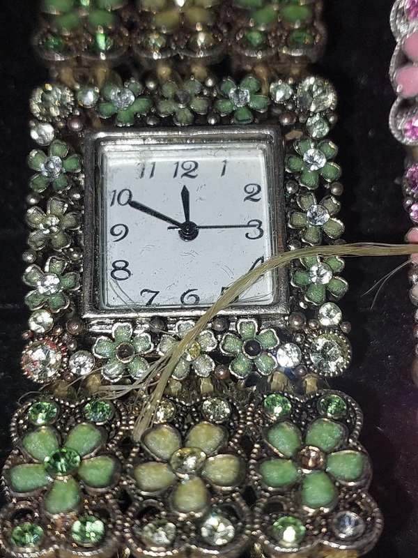 A COLLECTION OF COSTUME QUARTZ WATCHES SOLD AS IS NOT TESTED