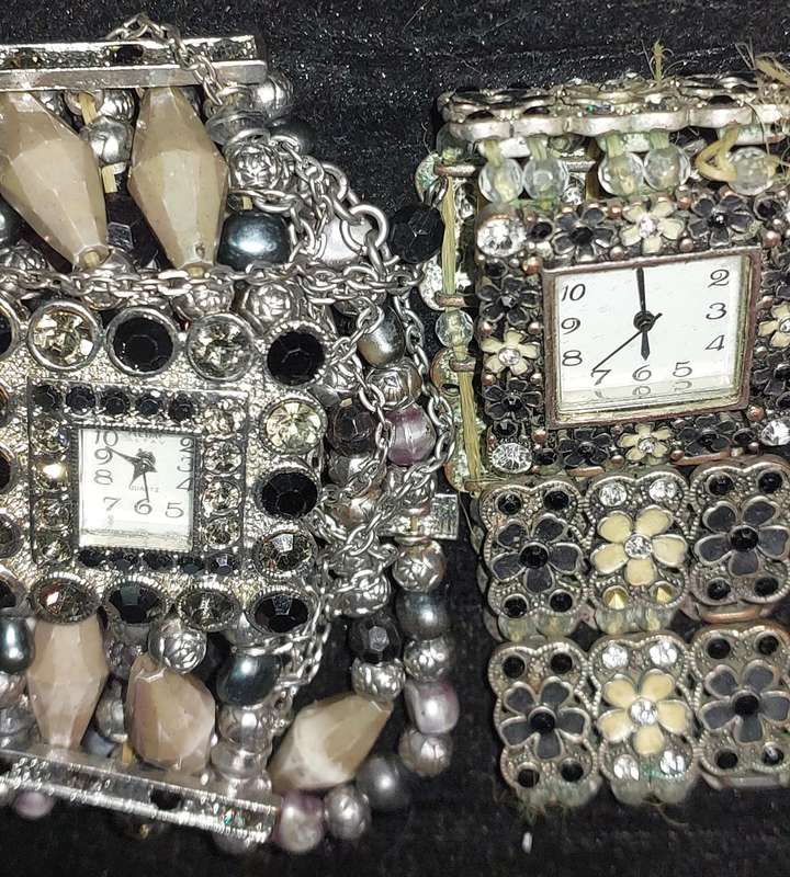 A COLLECTION OF COSTUME QUARTZ WATCHES SOLD AS IS NOT TESTED