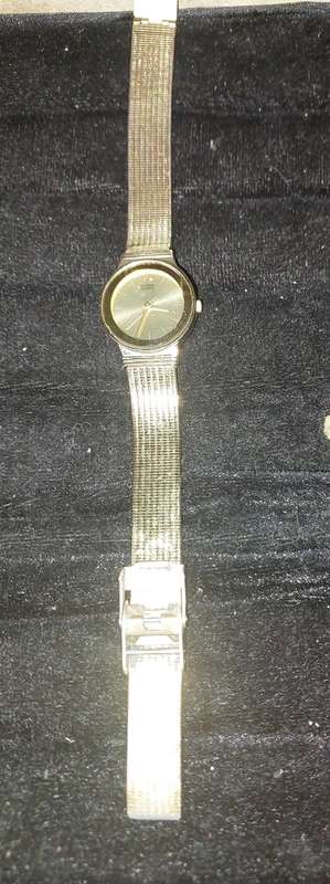 A USED GOLD PLATED CITIZEN QUARTZ WATCH SOLD AS IS NOT TESTED