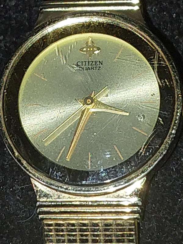 A USED GOLD PLATED CITIZEN QUARTZ WATCH SOLD AS IS NOT TESTED