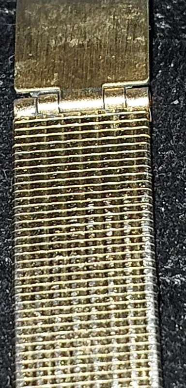 A USED GOLD PLATED CITIZEN QUARTZ WATCH SOLD AS IS NOT TESTED