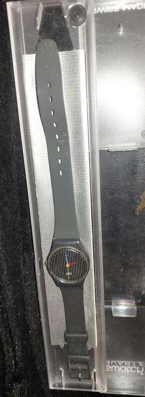 A UNISEX SWATCH RUBBER WATCH MISSING THE BATTERY COVER SOLD AS IS NOT TESTED