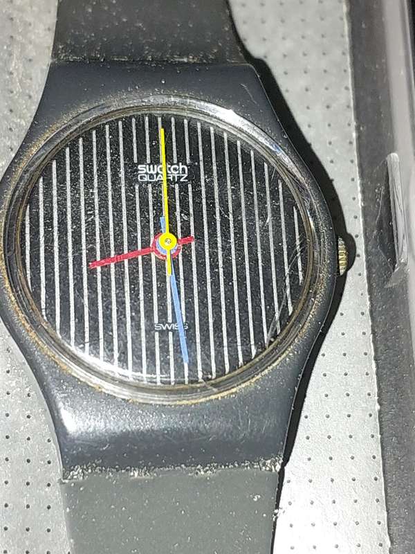 A UNISEX SWATCH RUBBER WATCH MISSING THE BATTERY COVER SOLD AS IS NOT TESTED