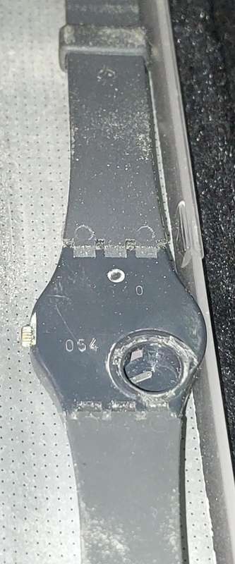 A UNISEX SWATCH RUBBER WATCH MISSING THE BATTERY COVER SOLD AS IS NOT TESTED