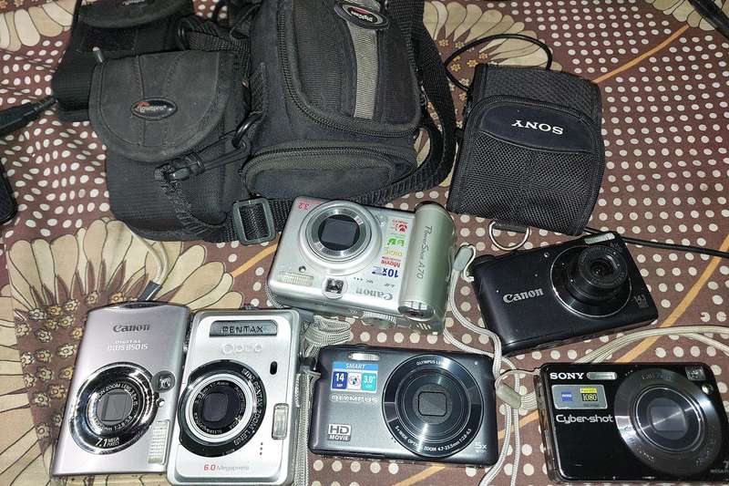 A JOBLOT POCKET DIGITAL CAMERAS SOLD AS IS NOT TESTED