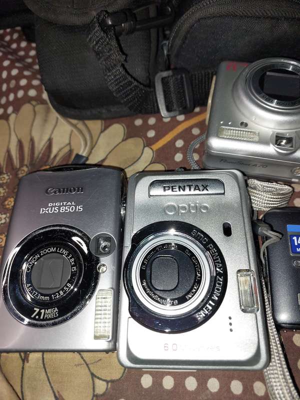 A JOBLOT POCKET DIGITAL CAMERAS SOLD AS IS NOT TESTED