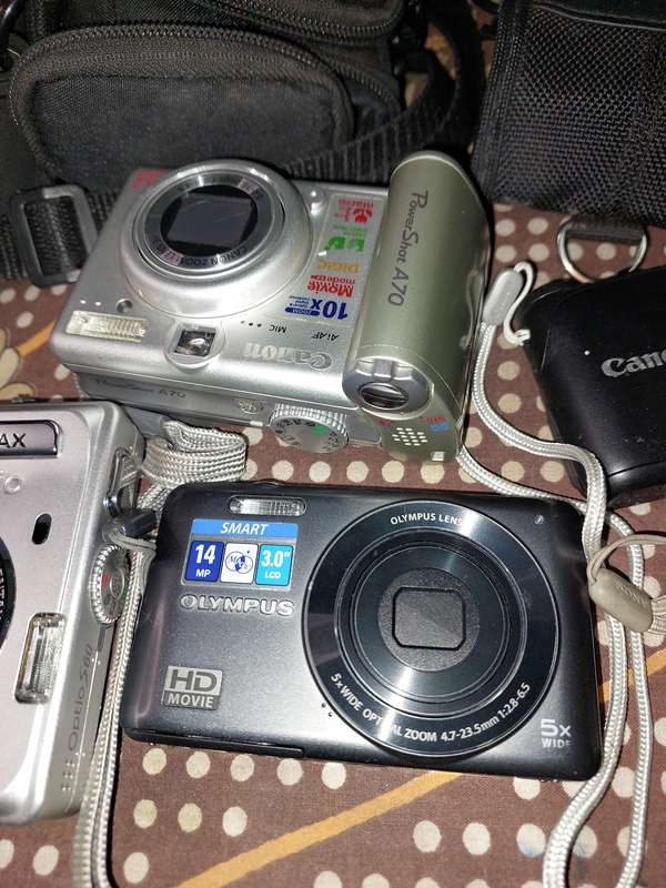 A JOBLOT POCKET DIGITAL CAMERAS SOLD AS IS NOT TESTED