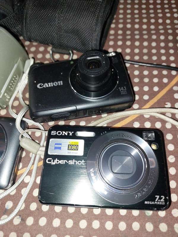 A JOBLOT POCKET DIGITAL CAMERAS SOLD AS IS NOT TESTED