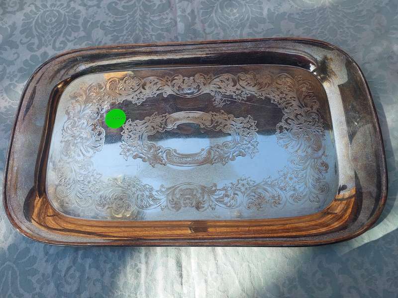 A VINTAGE ENGRAVED SILVER PLATED RECTANGULAR SERVING TRAY SOLD AS IS