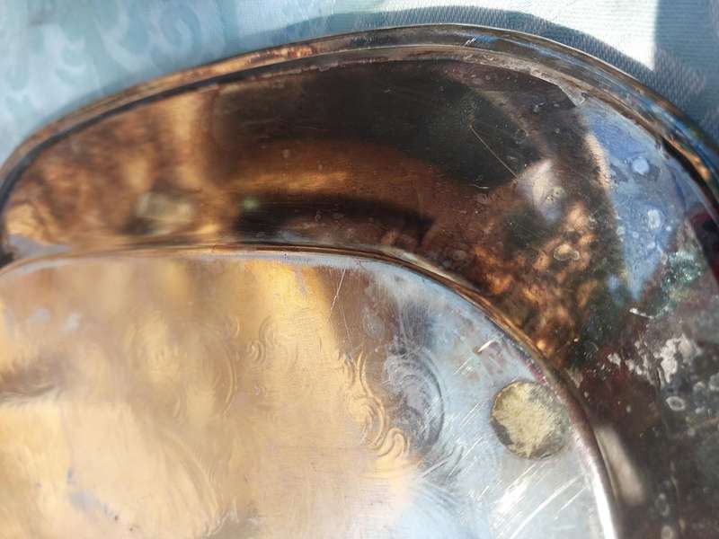 A VINTAGE ENGRAVED SILVER PLATED RECTANGULAR SERVING TRAY SOLD AS IS