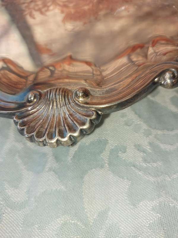 AN ANTIQUE ENGRAVED VICTORIAN FOOTED ROUND SILVER ON COPPER SERVING TRAY SOLD AS IS