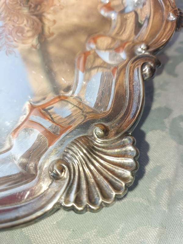 AN ANTIQUE ENGRAVED VICTORIAN FOOTED ROUND SILVER ON COPPER SERVING TRAY SOLD AS IS