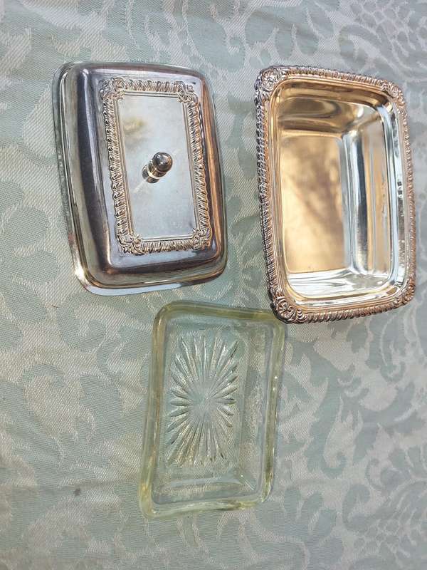 A SILVER PLATED BUTTER DISH WITH A GLASS INSERT SOLD AS IS