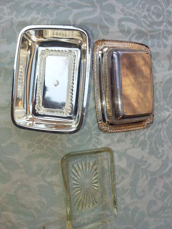 A SILVER PLATED BUTTER DISH WITH A GLASS INSERT SOLD AS IS