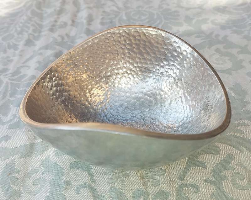 A PEWTEL CAROL BOYES STYLE SERVING BOWL SOLD AS IS