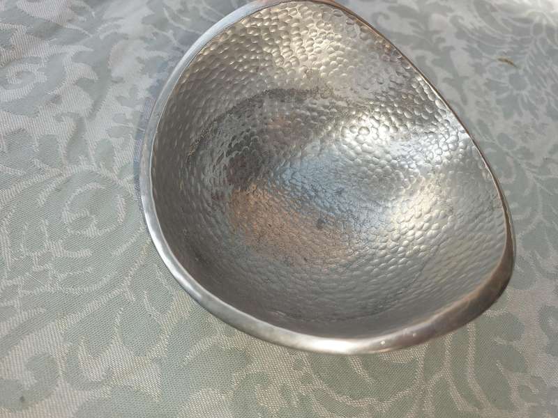 A PEWTEL CAROL BOYES STYLE SERVING BOWL SOLD AS IS
