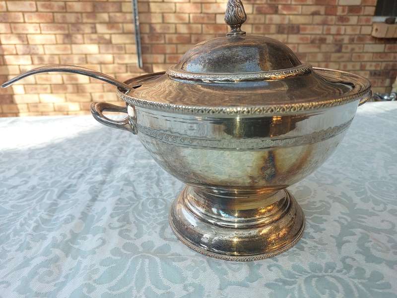 A VINTAGE TUREEN AND A GLASS INSERT BOWL WITH A LADEL SOLD AS IS