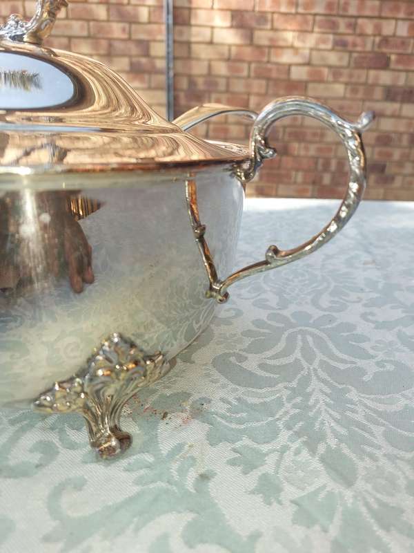 A VINTAGE SILVER PLATED SOUP TUREEN WITH A LADEL SOLD AS IS