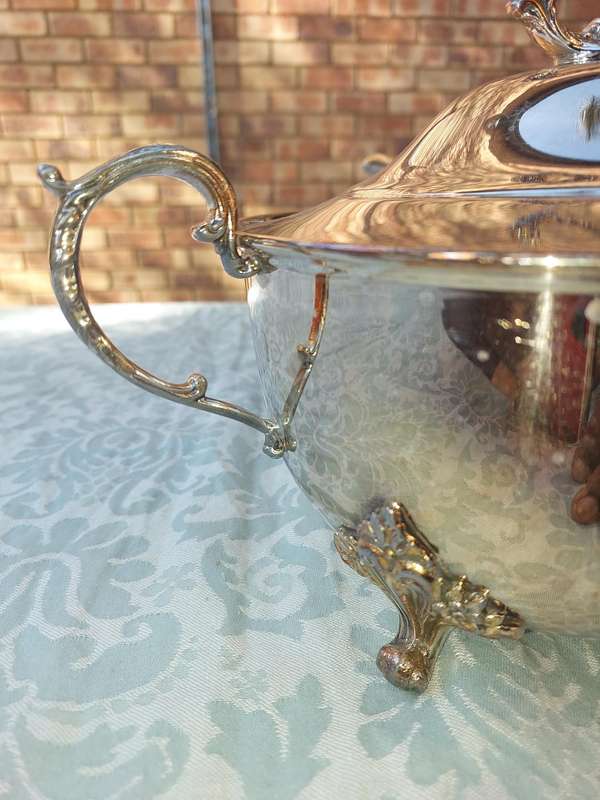 A VINTAGE SILVER PLATED SOUP TUREEN WITH A LADEL SOLD AS IS