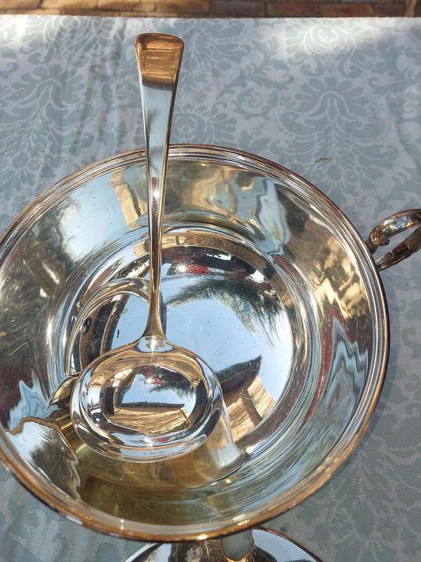 A VINTAGE SILVER PLATED SOUP TUREEN WITH A LADEL SOLD AS IS