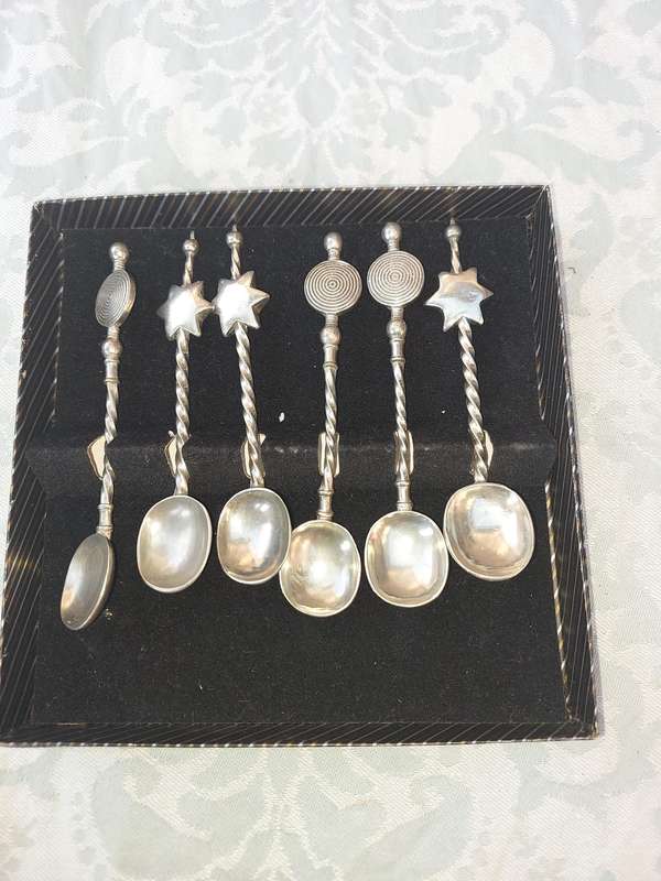 A SET OF VINTAGE TABLEWARE BY GREENSONS DYNASTY SPOONS SILVER PLATED SOLD AS IS