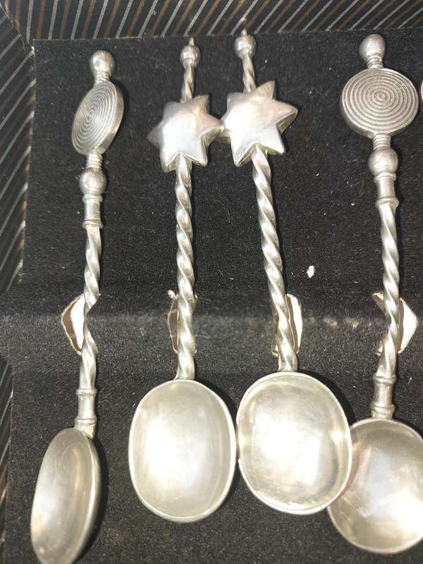 A SET OF VINTAGE TABLEWARE BY GREENSONS DYNASTY SPOONS SILVER PLATED SOLD AS IS