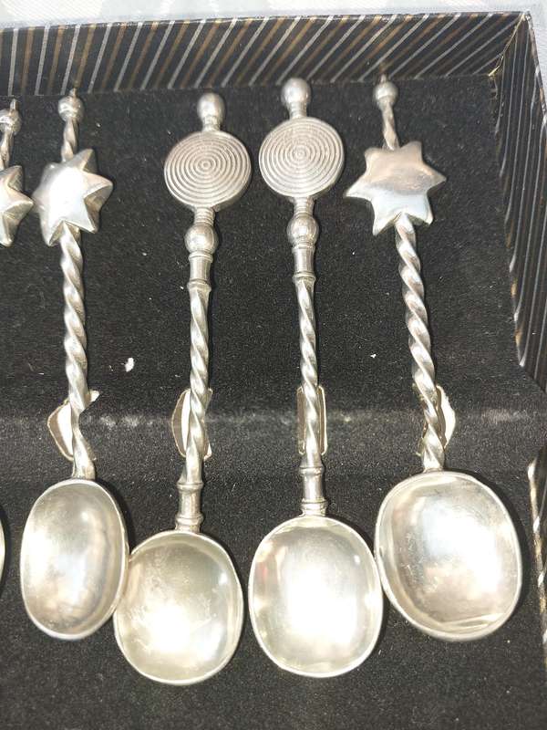 A SET OF VINTAGE TABLEWARE BY GREENSONS DYNASTY SPOONS SILVER PLATED SOLD AS IS