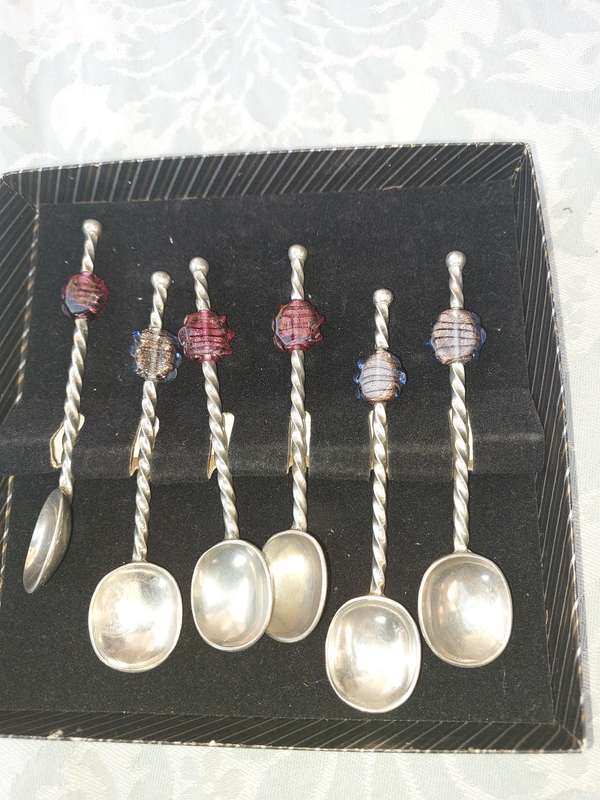 A SET OF VINTAGE TABLEWARE BY GREENSONS DYNASTY SPOONS SILVERPLATED SOLD AS IS