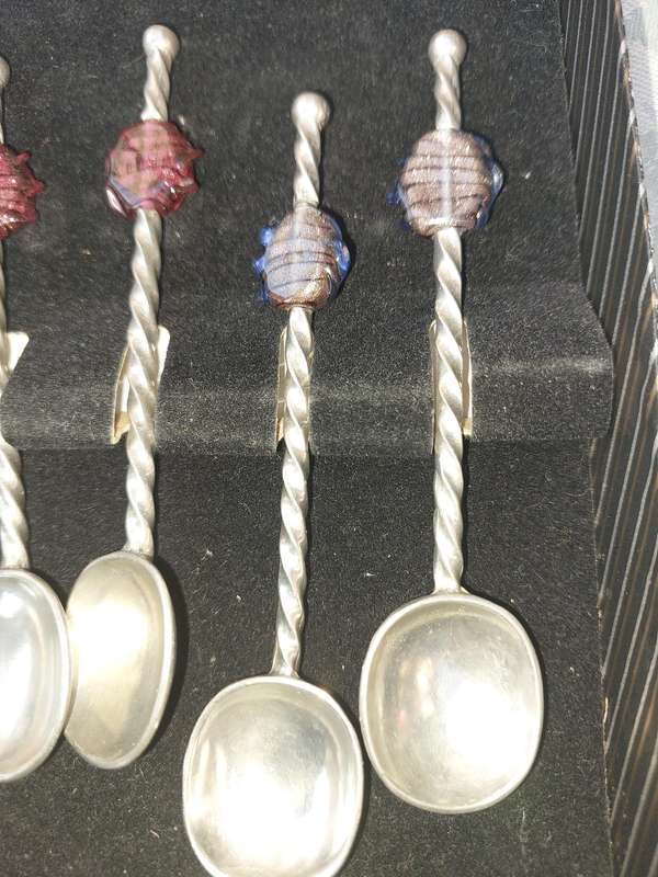 A SET OF VINTAGE TABLEWARE BY GREENSONS DYNASTY SPOONS SILVERPLATED SOLD AS IS