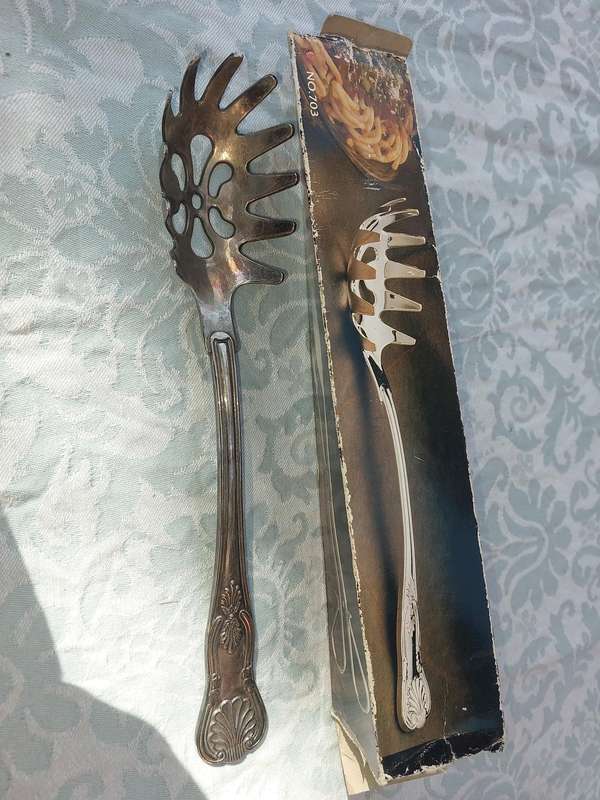 A SALAD TONG SOLD AS IS