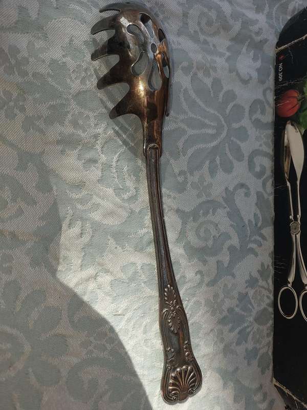 A SALAD TONG SOLD AS IS
