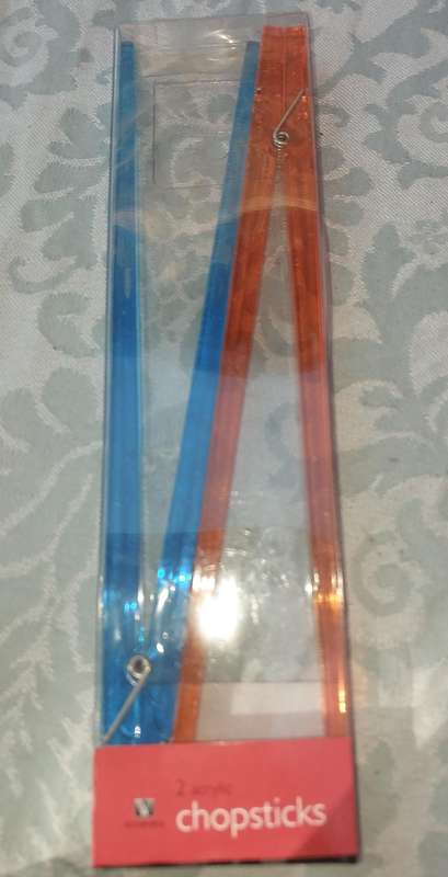 A SET OF EASY CHOPSTICKS SOLD AS IS