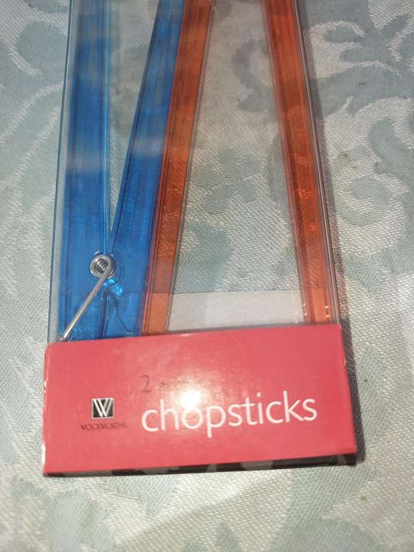 A SET OF EASY CHOPSTICKS SOLD AS IS