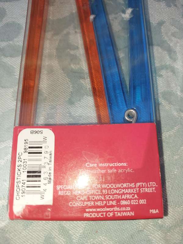 A SET OF EASY CHOPSTICKS SOLD AS IS