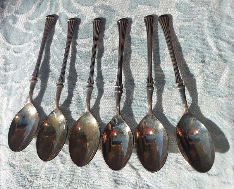A VINTAGE SET OF SILVER PLATED TEASPOONS SOLD AS IS