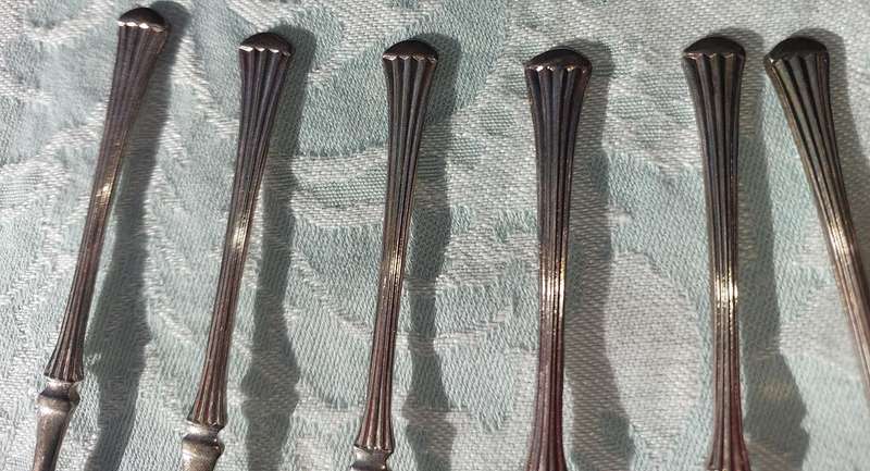 A VINTAGE SET OF SILVER PLATED TEASPOONS SOLD AS IS