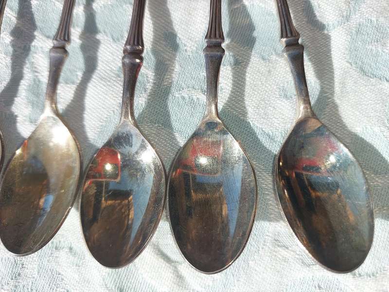 A VINTAGE SET OF SILVER PLATED TEASPOONS SOLD AS IS