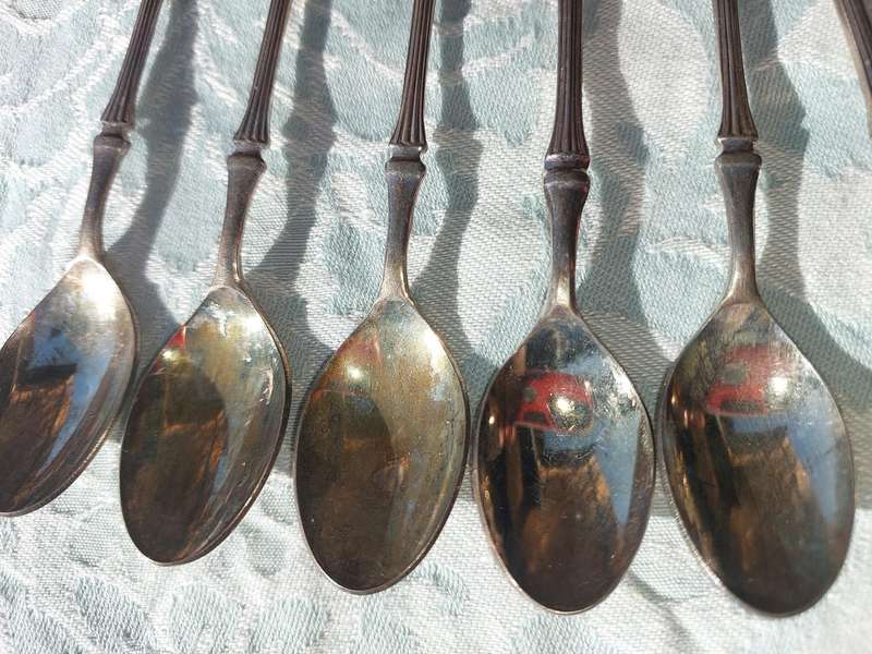 A VINTAGE SET OF SILVER PLATED TEASPOONS SOLD AS IS
