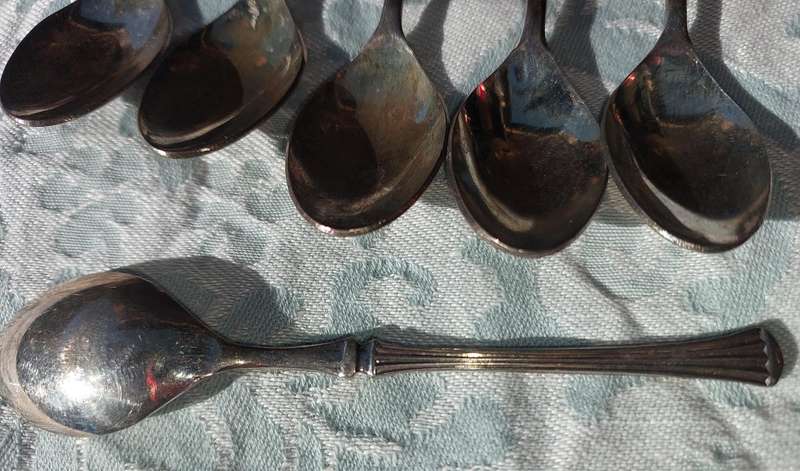 A VINTAGE SET OF SILVER PLATED TEASPOONS SOLD AS IS