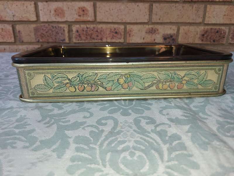 A VIBTAGE B PYREX CORNING CASSEROLE AND A STAND SOLD AS IS
