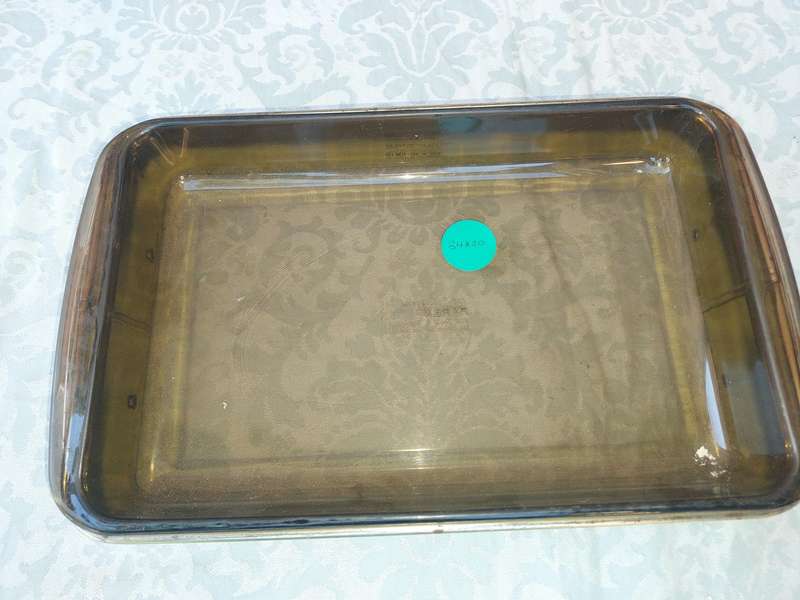 A VIBTAGE B PYREX CORNING CASSEROLE AND A STAND SOLD AS IS