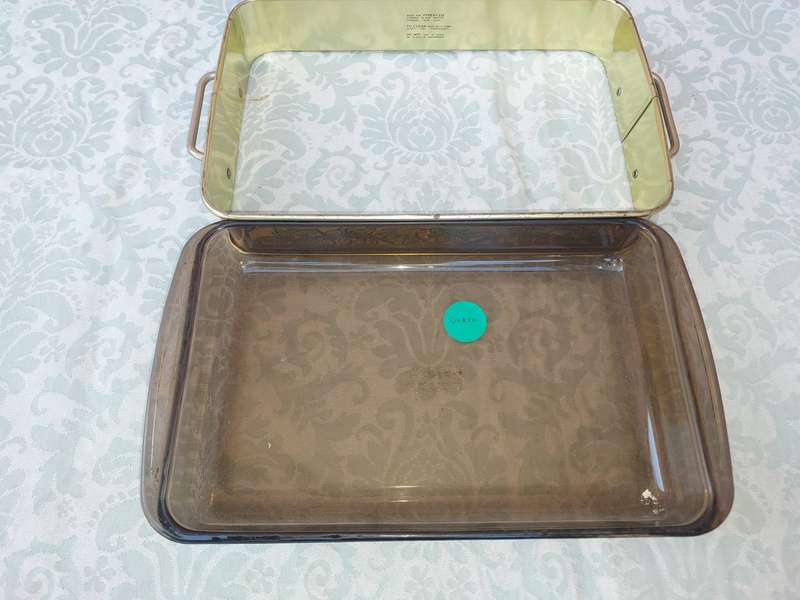 A VIBTAGE B PYREX CORNING CASSEROLE AND A STAND SOLD AS IS