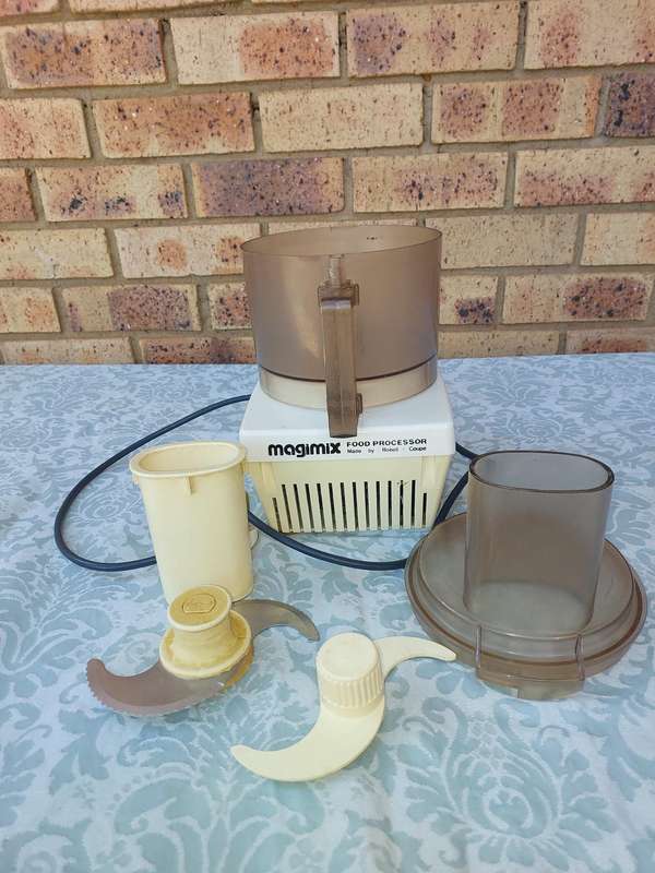 A VINTAGE MAGIMIX FOOD PROCESSOR BY ROBOT -COUP IN WORKING ORDER WITH THE BLADES SOLD AS IS